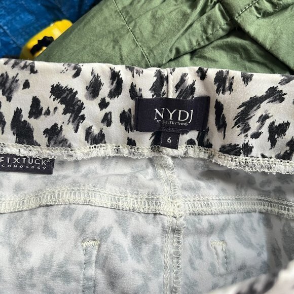 NYDJ Pull-On Denim Animal Print Skinny Ankle Jeans In Sateen With Slit Size 6 - Picture 8 of 11